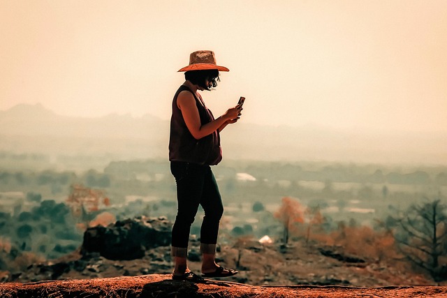 mano usando un smartphone para ajustar permisos de cookies y privacidad